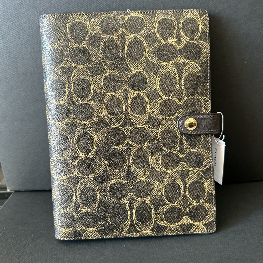 NWT Coach Loved Leather Notebook 🤎🖤
Gold/Brown